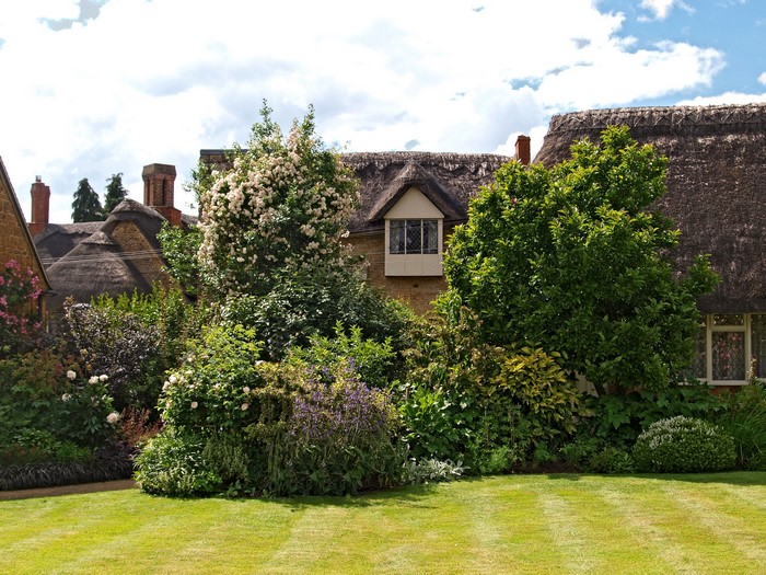 Thatched roof houses and garden in Sibford Gower, England