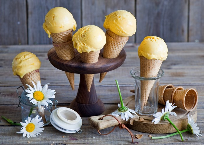 Yellow ice cream cones with daisies