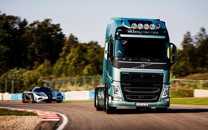 4K Volvo FH and Koenigsegg One:1 on a race track