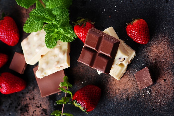 Chocolate bars with strawberries and mint
