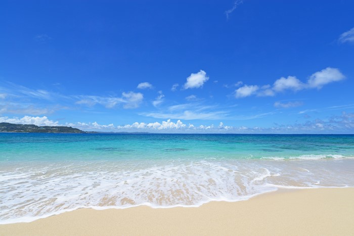 4K Serene Blue Sky and Ocean Beach View