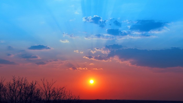 Vibrant Sunset with Radiant Sun Rays