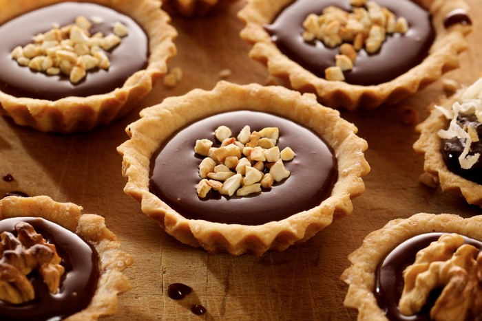 Chocolate tarts with nuts and walnuts