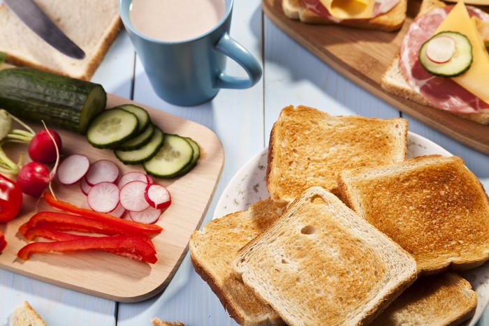 Toasted bread with vegetables and a drink