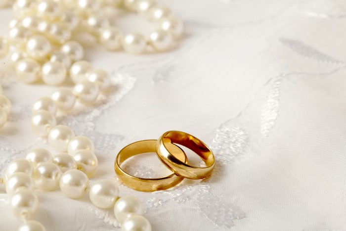 Two gold wedding rings and pearls
