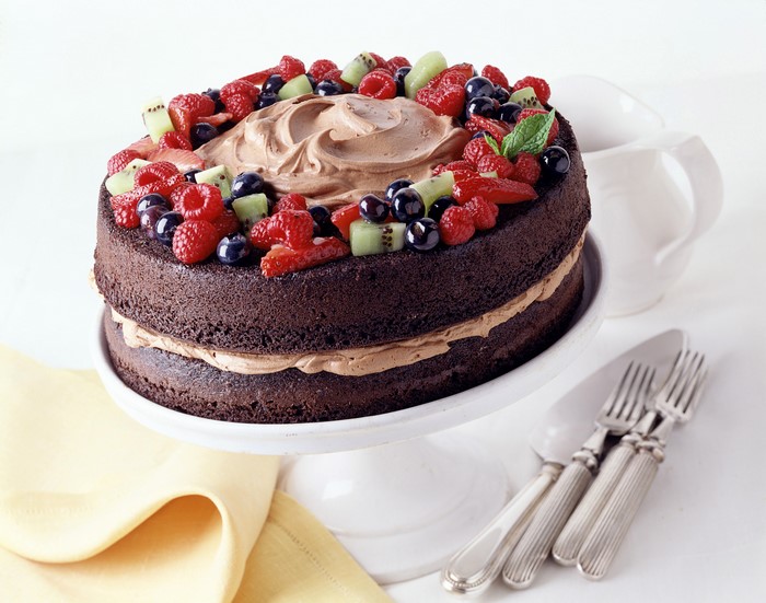 Chocolate cake with fresh berries and frosting
