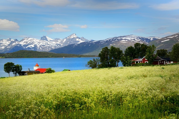 4K Norway Scenery with Lake and Mountains