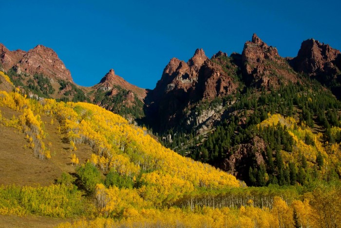 Maroon Bells Mountains in Autumn, Colorado, USA