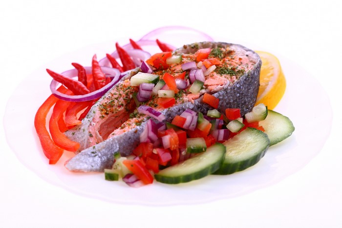 Salmon steak with fresh vegetables and lemon