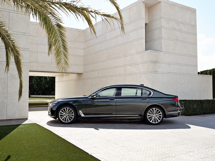 4K BMW 750Li xDrive (G12) 2015 Side View