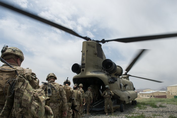 Soldiers boarding a Chinook helicopter
