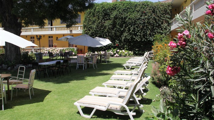 Hotel courtyard with lounge chairs and tables