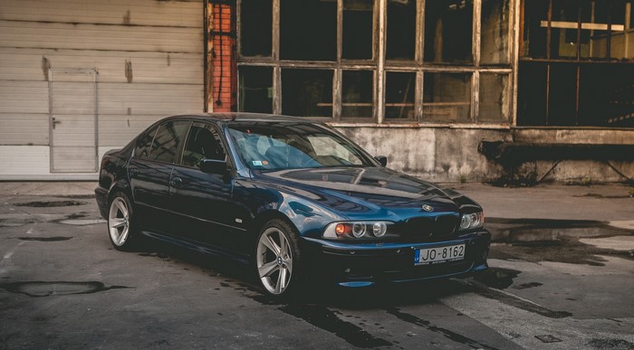 Blue BMW 5 Series E39