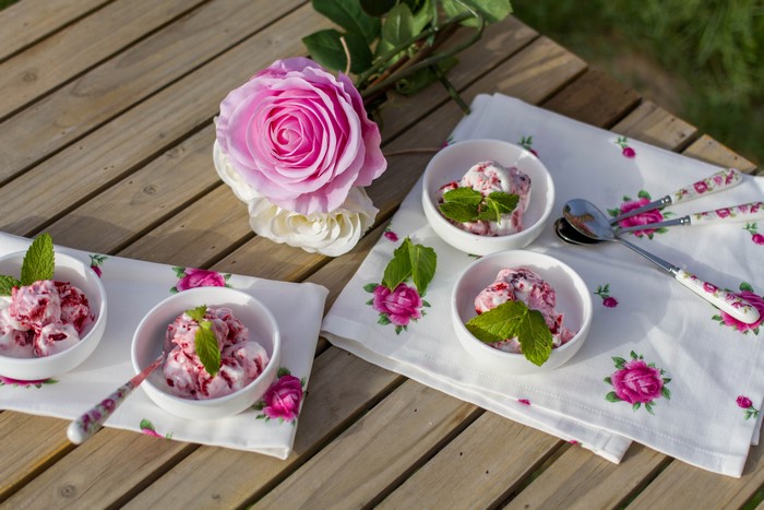 Ice cream with roses and spoons