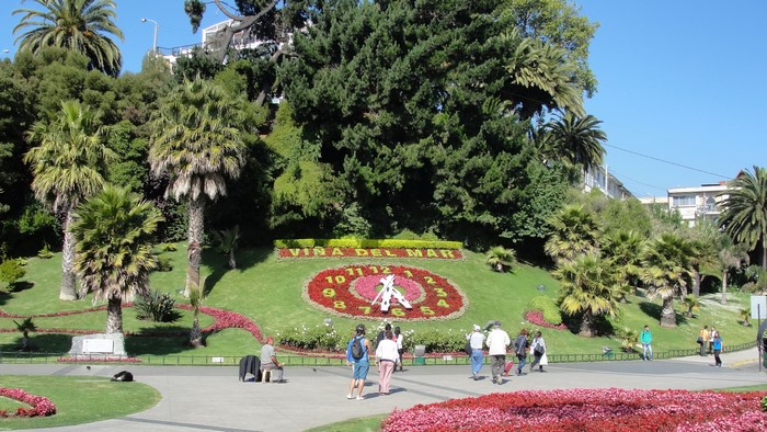 Floral Clock and Viña del Mar sign in a park