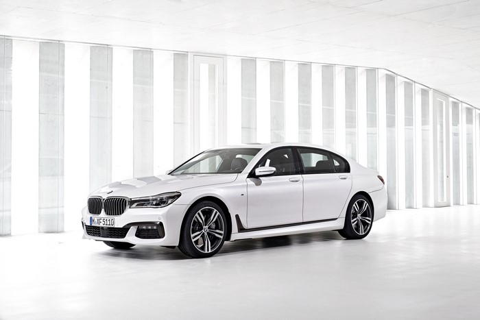4K BMW 7 G11/G12 White Sedan