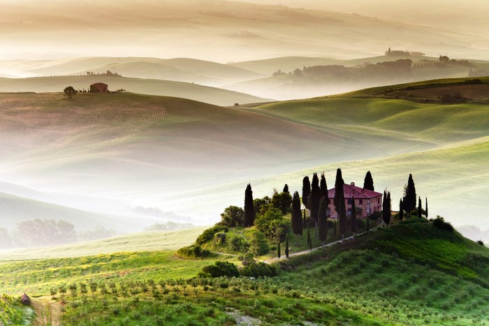 Tuscan landscape with rolling hills and a farmhouse