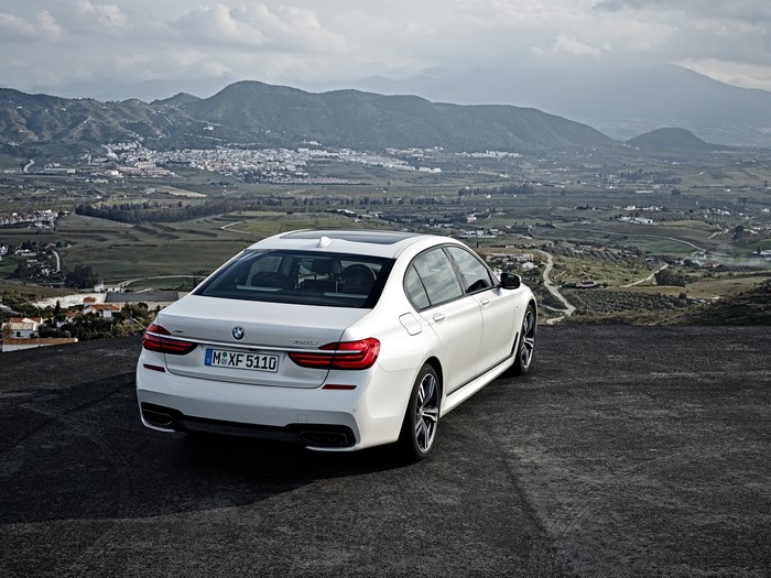 4K BMW 7 G11/G12 Back View