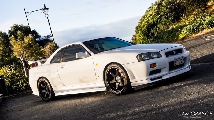 White Nissan Skyline GT-R R34 V-Spec JDM