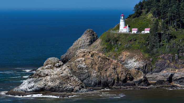 Heceta Head Lighthouse on a rocky Oregon coast