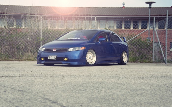 Blue Honda Civic Si with custom wheels