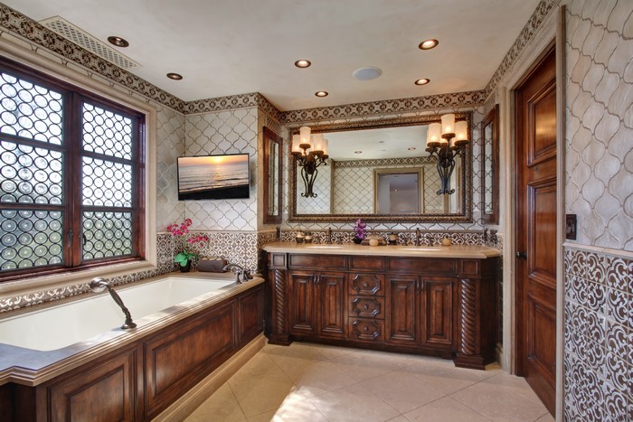 Luxury Bathroom with Bathtub and Vanity