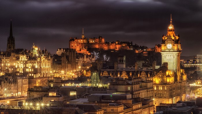 Edinburgh Castle and city skyline at night