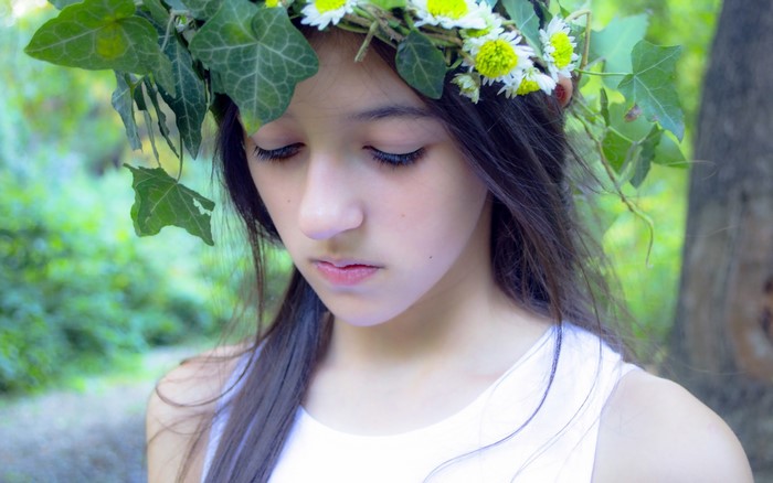 Girl with a flower crown in nature