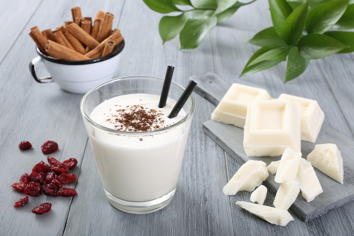 White Chocolate Drink with Cinnamon and Cranberries