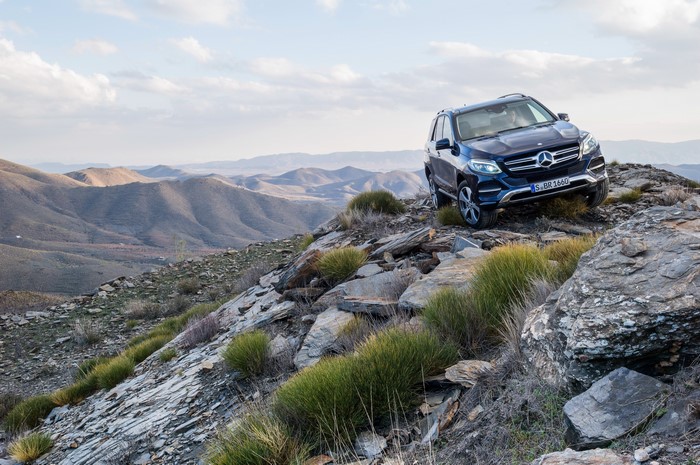 4K 2015 Mercedes-Benz GLE-klasse 4MATIC W166 on rocky mountains