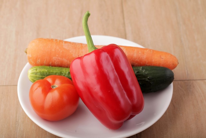 Vegetables on a Plate: Bell Pepper, Carrots, Cucumbers, Tomato