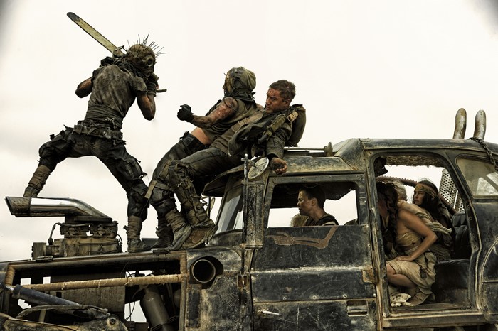 4K Mad Max: Fury Road men fighting on a truck