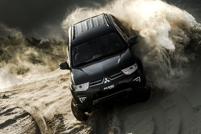 4K Black 2015 Pajero HPE-S Mitsubishi off-roading