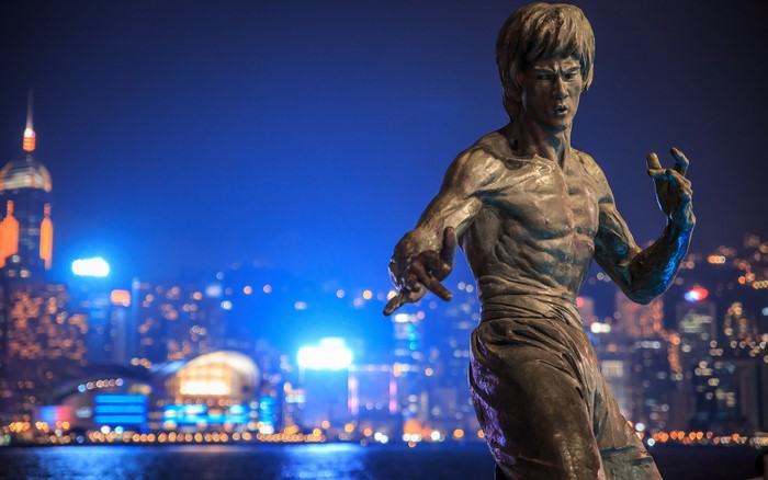 Bruce Lee statue in Hong Kong at night