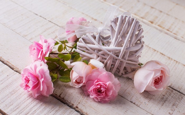 Pink roses and a white heart decoration