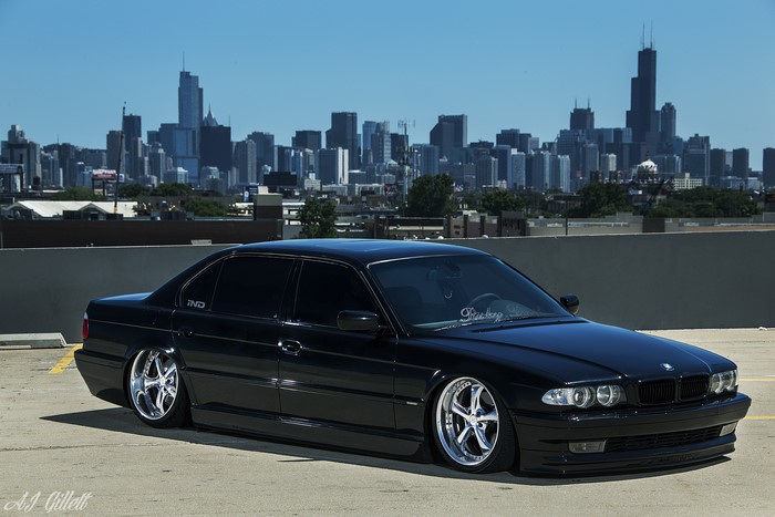 4K Black BMW E38 Stance with Chicago City Skyline