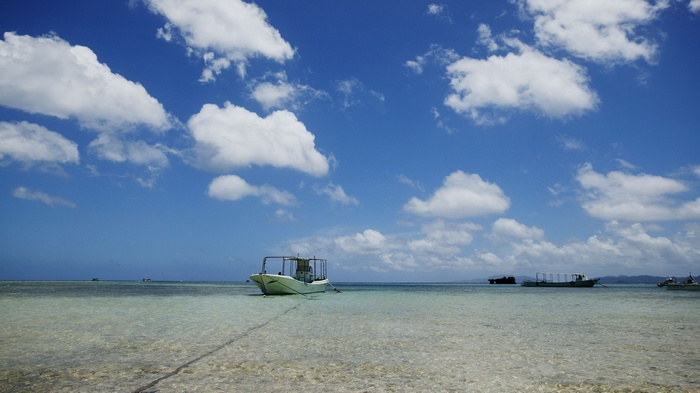Boats on a clear tropical sea under a blue sky