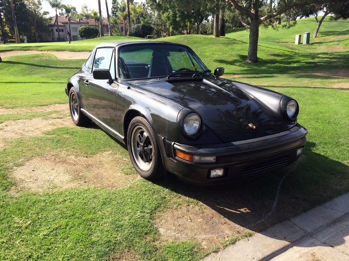 Black Porsche 911 (930) Turbo 3.0 on a golf course