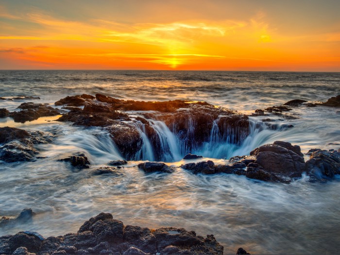 Thor's Well Sunset in Oregon, USA