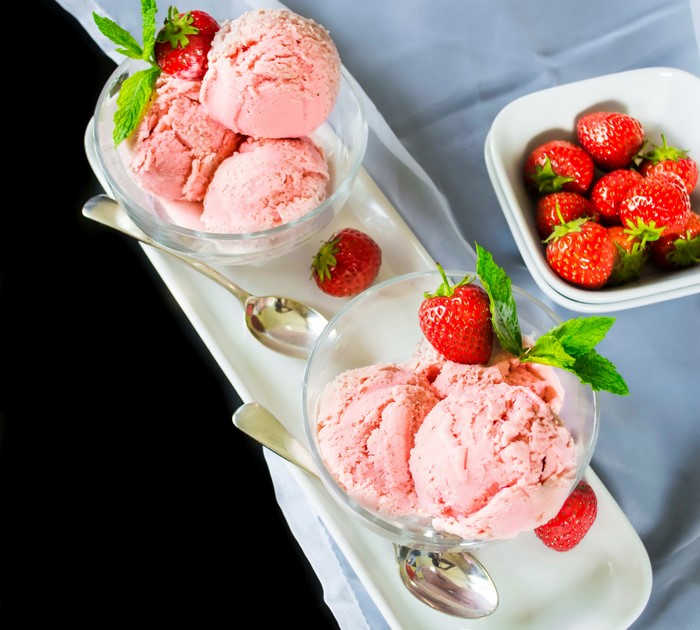 Strawberry ice cream with fresh strawberries and mint