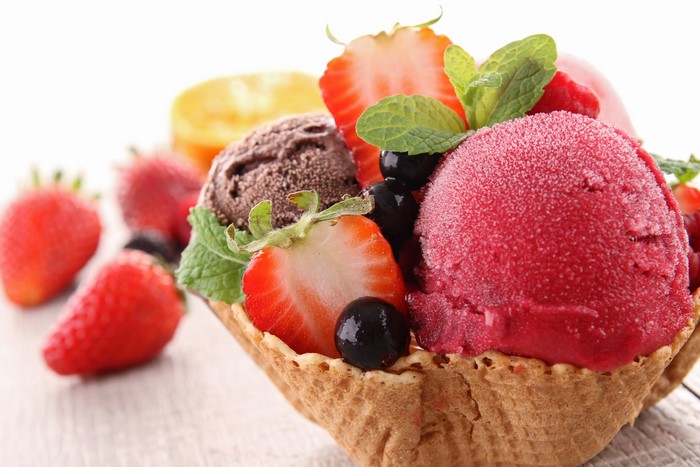 Ice cream with strawberries and mint