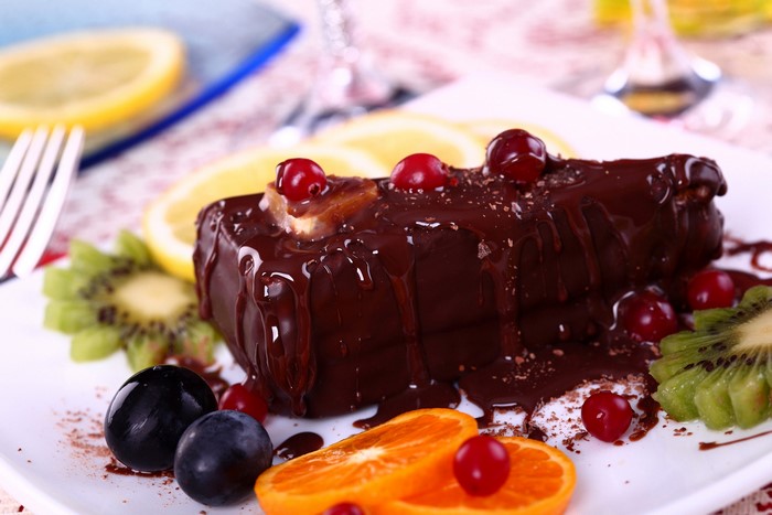 Chocolate cake with fruits and lemon slices