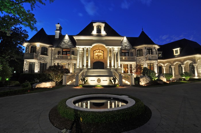 Mansion with fountain in Chicago at night