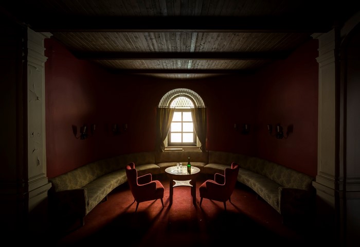 Interior of a room with a round table and chairs