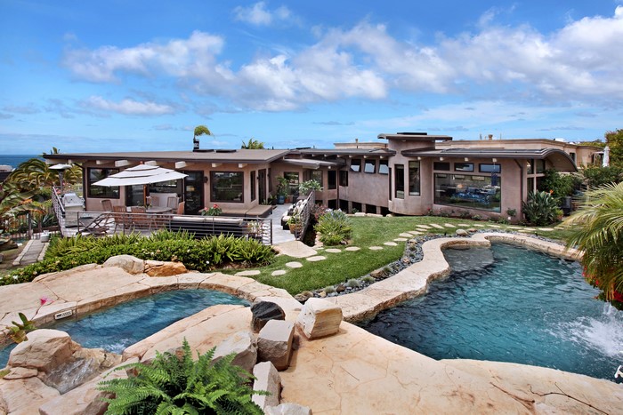 Modern Villa with Pools and Ocean View