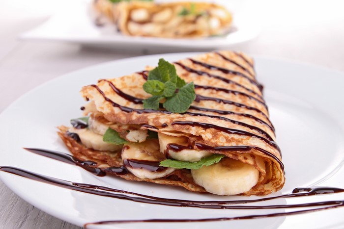 Pancake with Bananas and Chocolate Drizzle