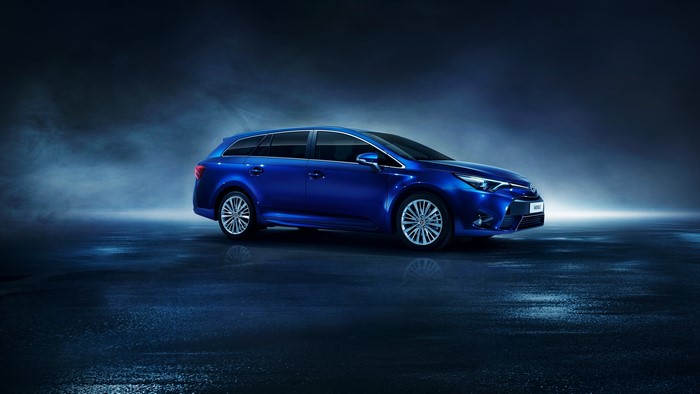 Blue 2015 Toyota Avensis Wagon