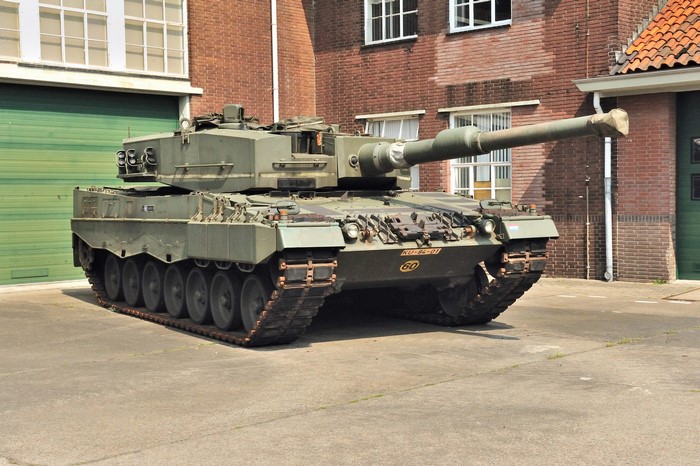 Leopard 2A4 tank in front of a brick building