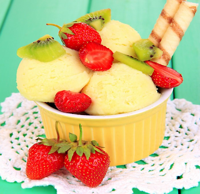 Ice cream with strawberries and kiwi