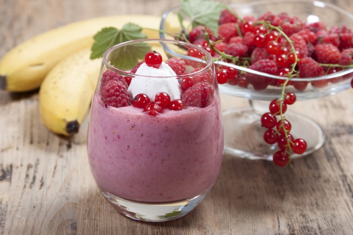Berry Smoothie with Bananas and Currants